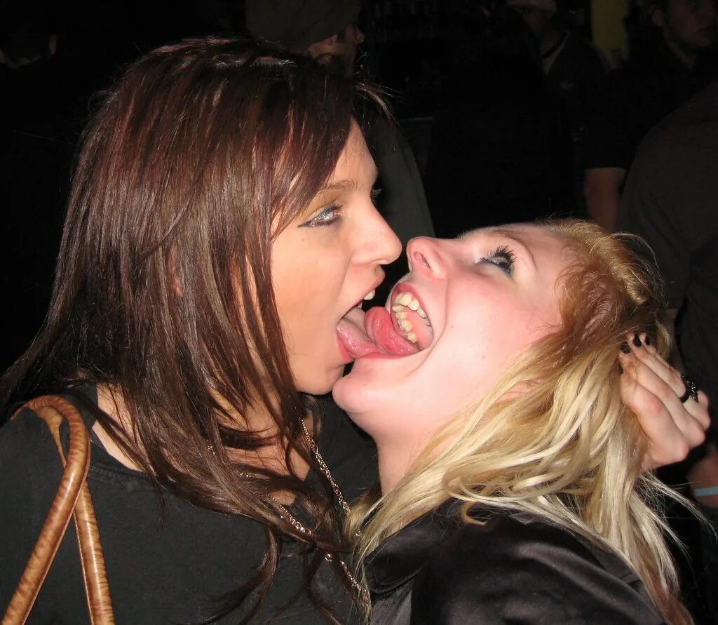 2 лесбухи. Кейт Мосс лесбийский поцелуй. Подруги с открытыми ртами. Французский поцелуй девушек.