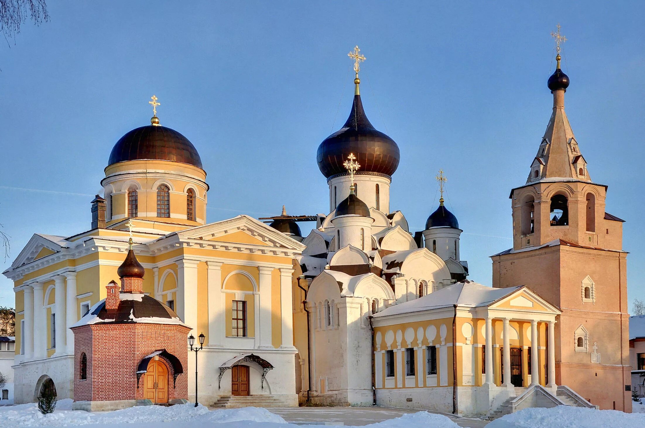 Монастыри тверской области фото. Свято-Успенский монастырь Старица. Старицкий Свято-Успенский мужской монастырь. Свято-Успенский монастырь в Старице Тверской области.