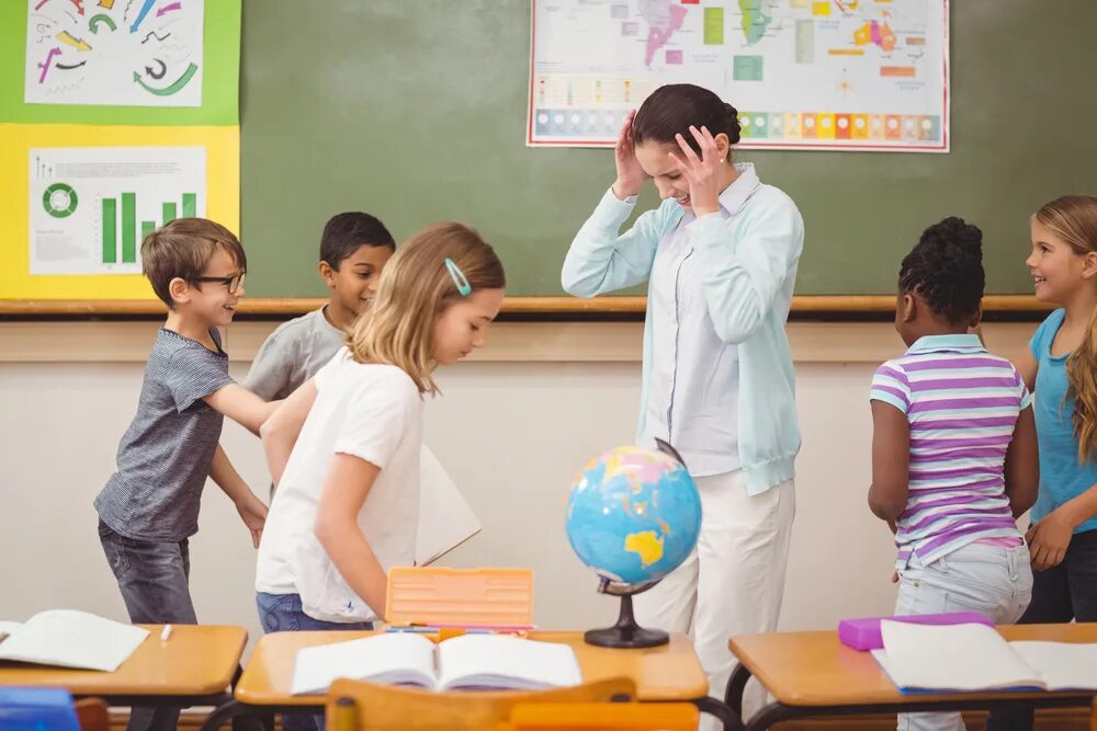 Класс бешеными учениками внутри. Naughty students in the Classroom. Disruptive Behavior in class. Classroom blackboard for Elementary School students.