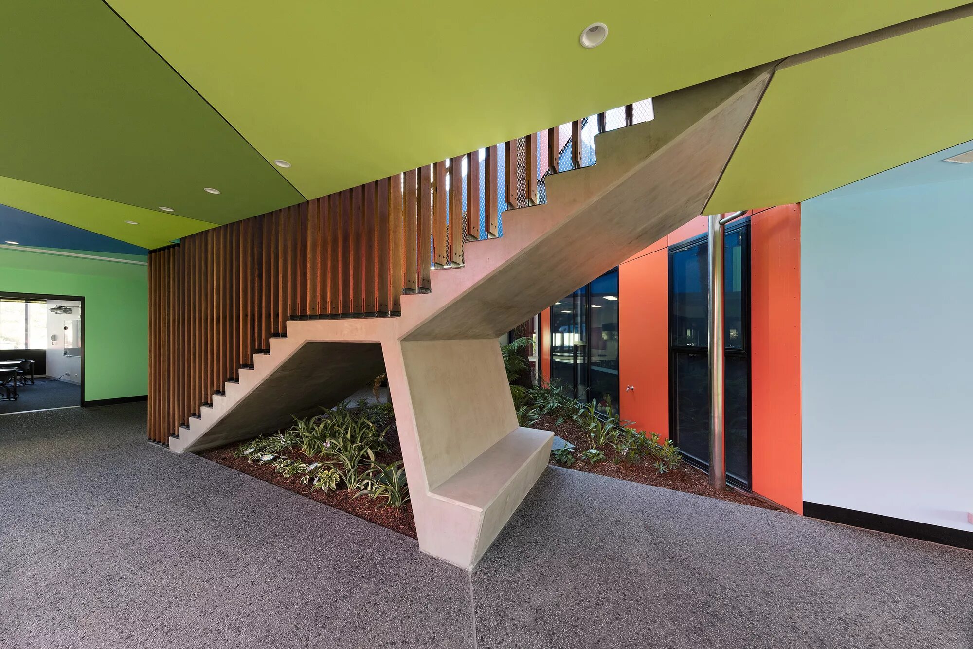 что будет в помещении рядов. расстановка парт в классе. что будет в помещении рядов. динамичная композиция в интерьере. полы в складских помещениях типа таркетт.