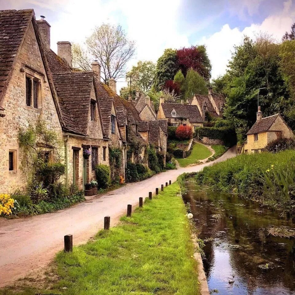 Villages england. Деревня Бибери Великобритания. Байбери английская деревня. Деревня Бибури (Bibury). Котсуолдс Великобритания деревня Бибури.