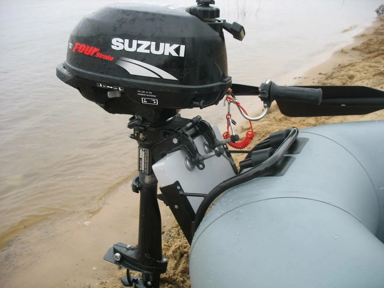 Лодочные моторы бу 4 тактные сузуки. 9as. Сузуки дт 9. Suzuki 20 л с лодочный. Лодочный мотор suzuki df2.