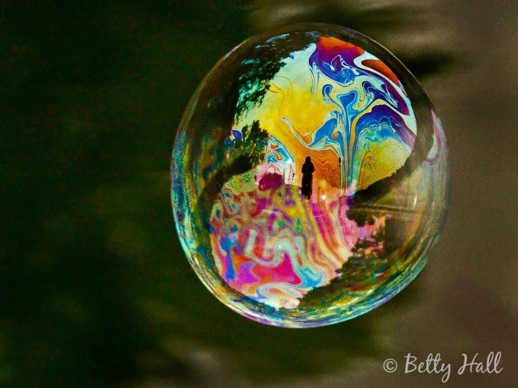 Жил был шар. Её личная жизнь дорама мыльные пузыри. Мыльные пузыри в живописи. Мыльные пузыри акрилом. Радуга в капле воды.