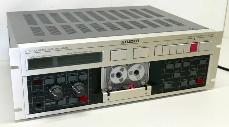 Studer a721. Дека Revox b215. Немецкая кассетная дека Штудер Ревокс. Studer усилитель мощности.