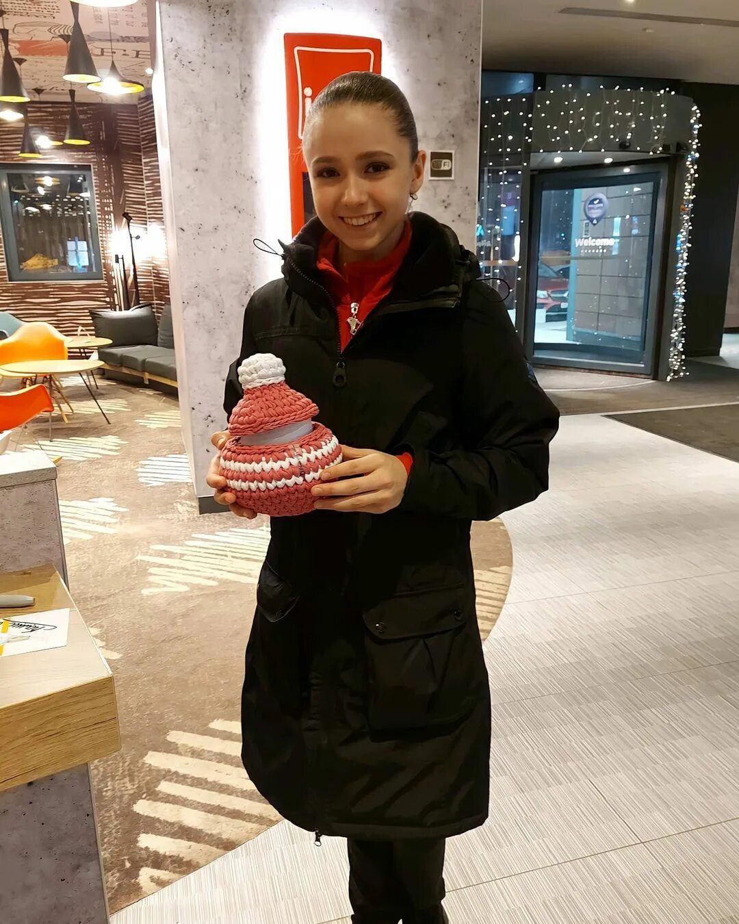 Камила валиева с питомцем. Камила валиева. Ваня дмитриенко и камила валиева. Камила валерьевна валиева 2023. Кондитер с камиллой валиевой.