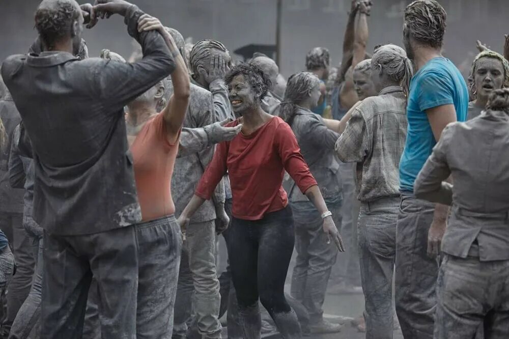 Толпа убийц. Парфюмер фильм финальная сцена. Толпа людей арт фэнтези. Эмоции толпы. Обитель зла фильм 2002 зомби.