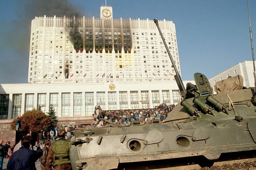 Белый дом после обстрела 1993 года. Штурм Останкино 3 октября 1993. Москва 1993 год 3 октября штурм Останкино. Октябрь 1993 штурм Останкино.