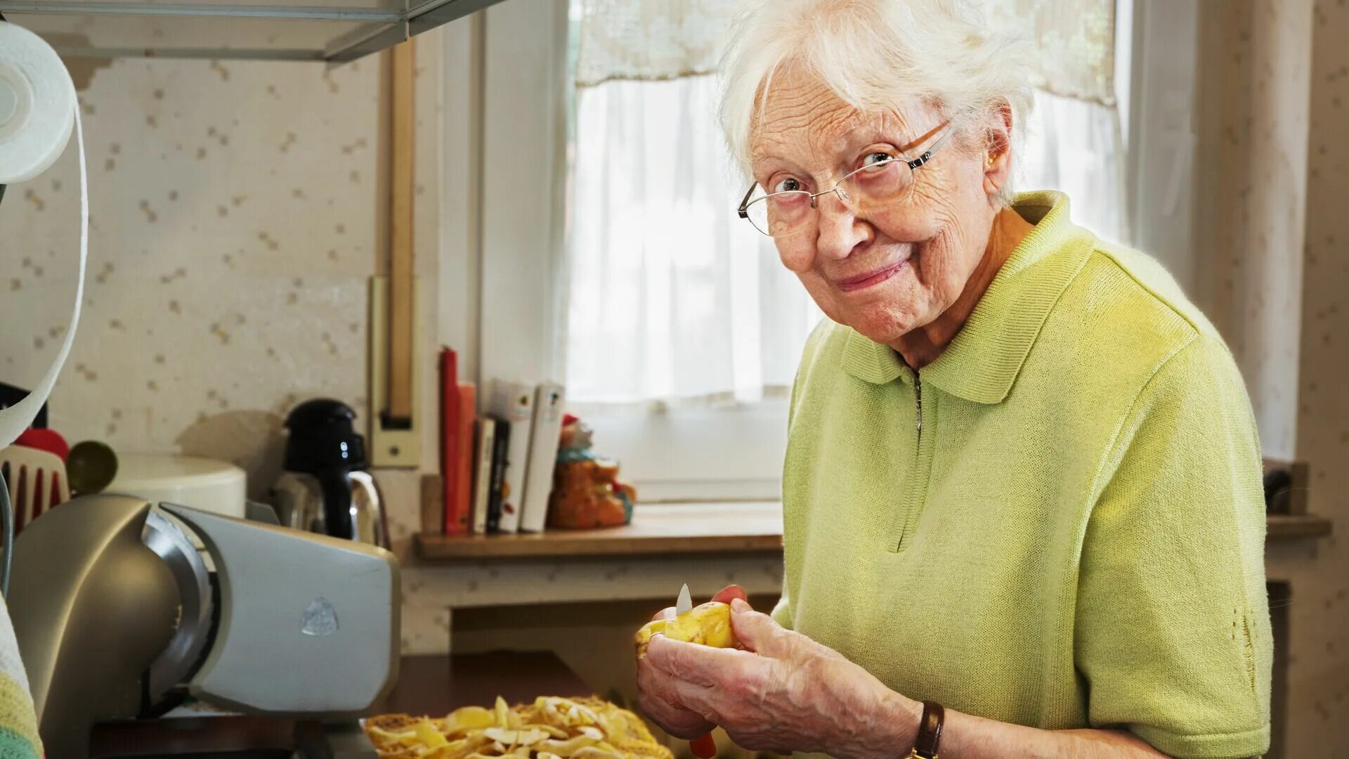 Бабушка на кухне. Старушка в доме. Кухня для пожилых людей. Бабушка готовит. Какая бабушка полезнее