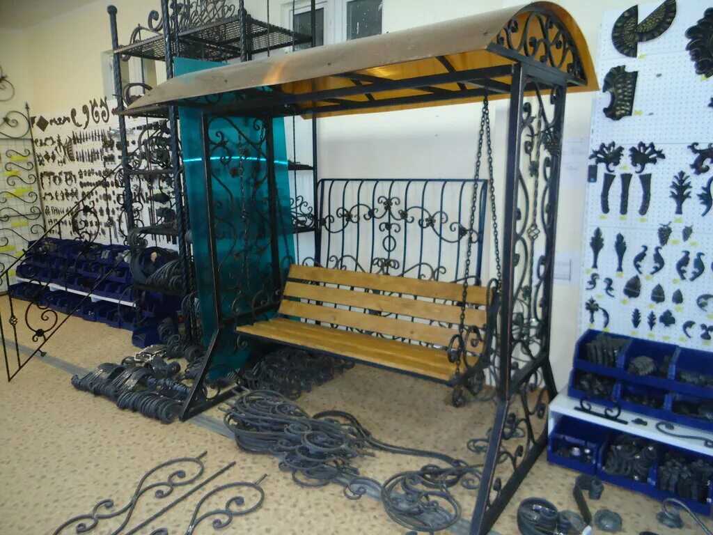 Студия ковки элементы. Ростов-на-дону саратовская улица 3 студия ковки арт-металл. Фон для ковки. Козырёк для звонка на калитку своими. Студия ковки москва кованые элементы.