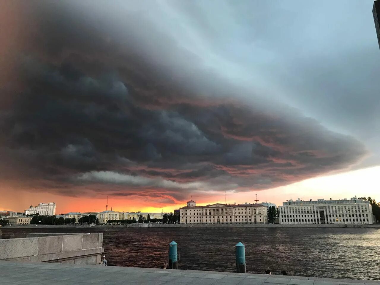 Пасмурный питер. Пасмурное небо в Питере. Тучи в городе. Тучи над городом.