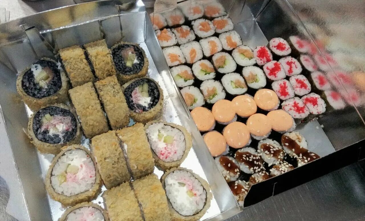 суши бар тунец гусев. ролл калифорния с креветкой. черняховск ул. ролл с кальмаром. суши бар тунец хабаровск.