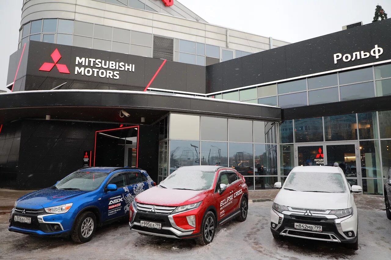 Автосалон mitsubishi. РОЛЬФ дилерский центр. Mitsubishi Group автомобили Mitsubishi. Автосалон Митсубиши. Мицубиси в автосалоне.