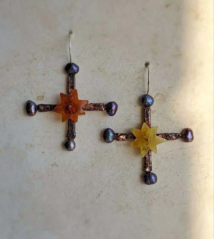 Несколько пар серег высохнул на солнце. Брелки талисманы из дерева. Несколько пар серег высохнул на солнце. Талисманы от колдовства. Несколько пар серег высохнул на солнце.