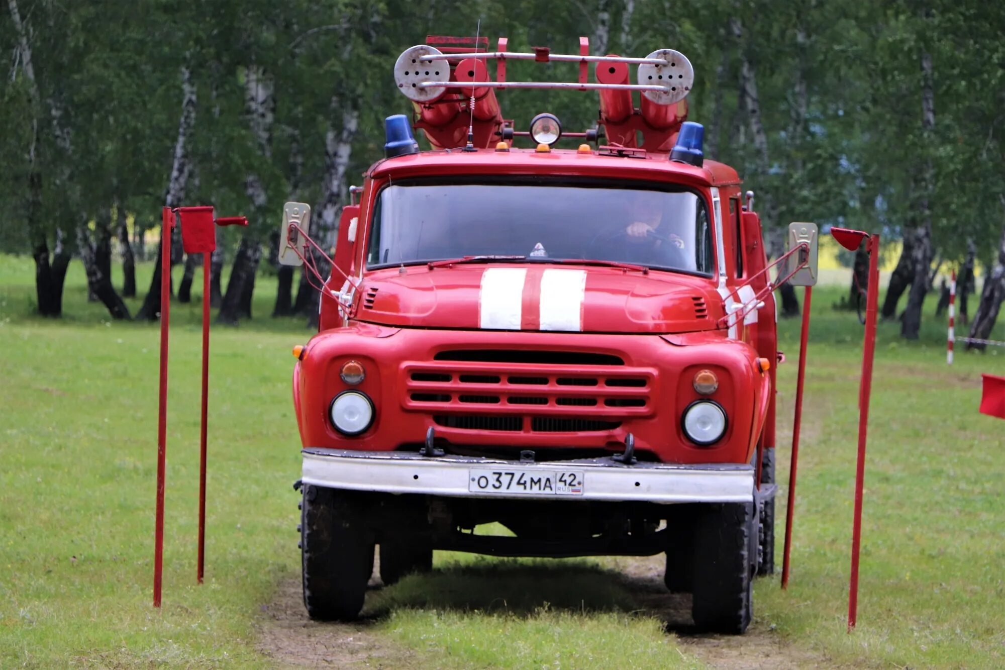 Категории пожарных автомобилей. Пожарная машина. Водитель пожарного автомобиля. Машина МЧС. Пожарная машина Кузбасс.