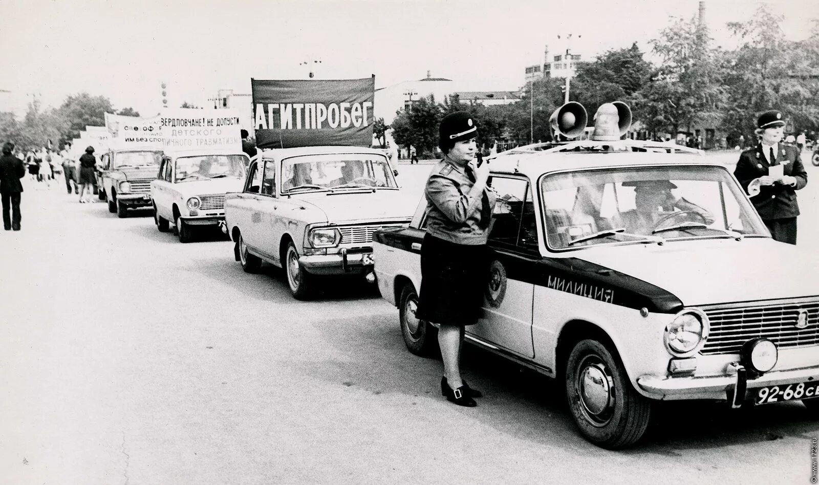 свердловск машины. зис-110 легковой автомобиль. салон автомашин в свердловске. советская милиция. екатеринбургская выставка автомобилей.