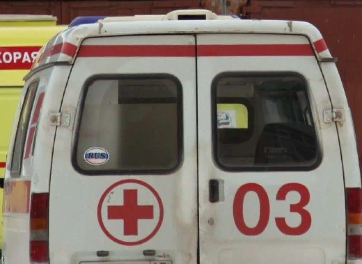 Красная машина скорой помощи. Крест скорой. Красный крест скорой помощи. Красный крест на машине скорой помощи.