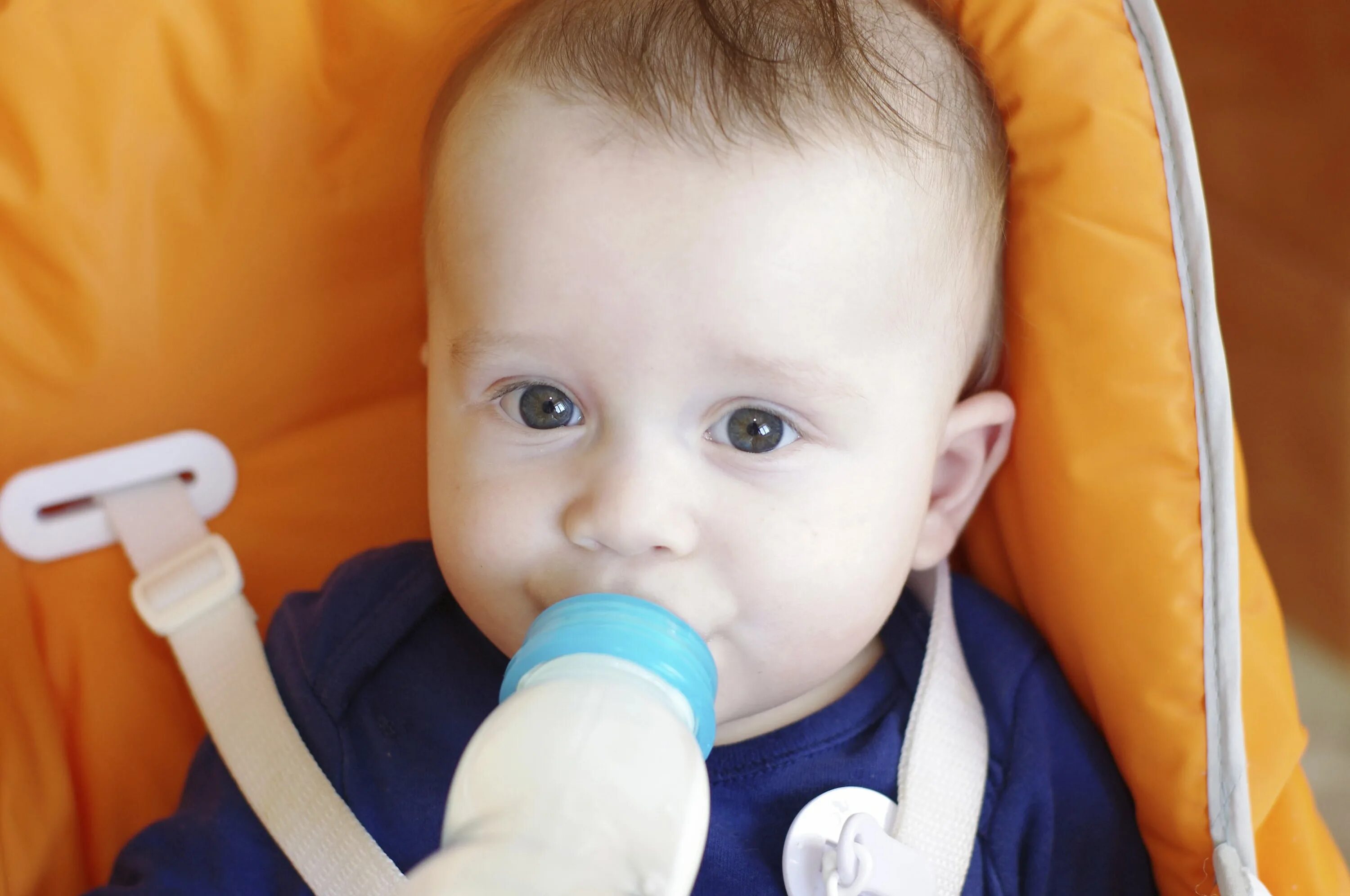 Докорм без бутылки. Мама кормит ребенка из бутылочки. Как понять что смесь не подходит новорожденному признаки 1 месяц. Кормление ребенка при срыгивании. Что делать если ребенок начал икать новорожденный.