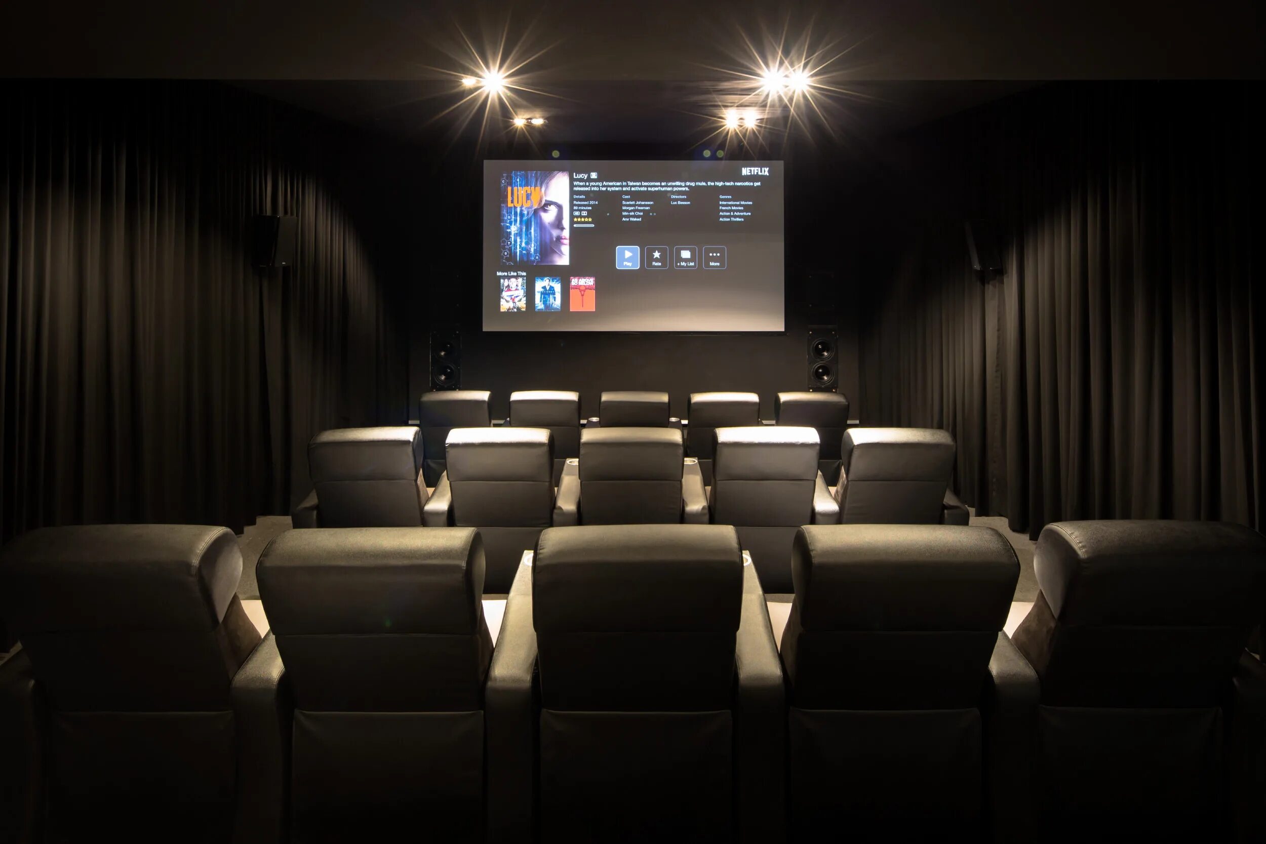 Лучший кинотеатр для андроид. Доминион зал атмос. atmos зал в кинотеатре. зал atmos что это. темный кинозал.