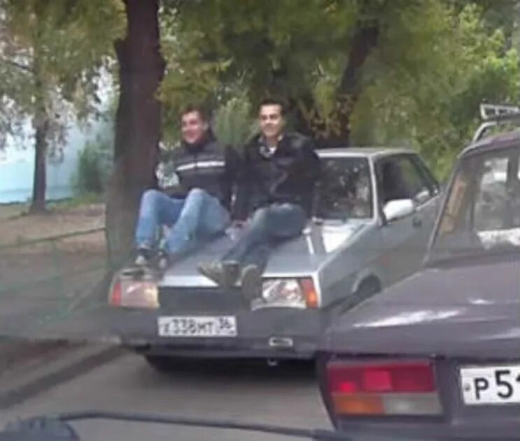 Парень в машине. Парень возле машины. Гопник возле машины. Машины для мальчиков. Пацаны ездят.
