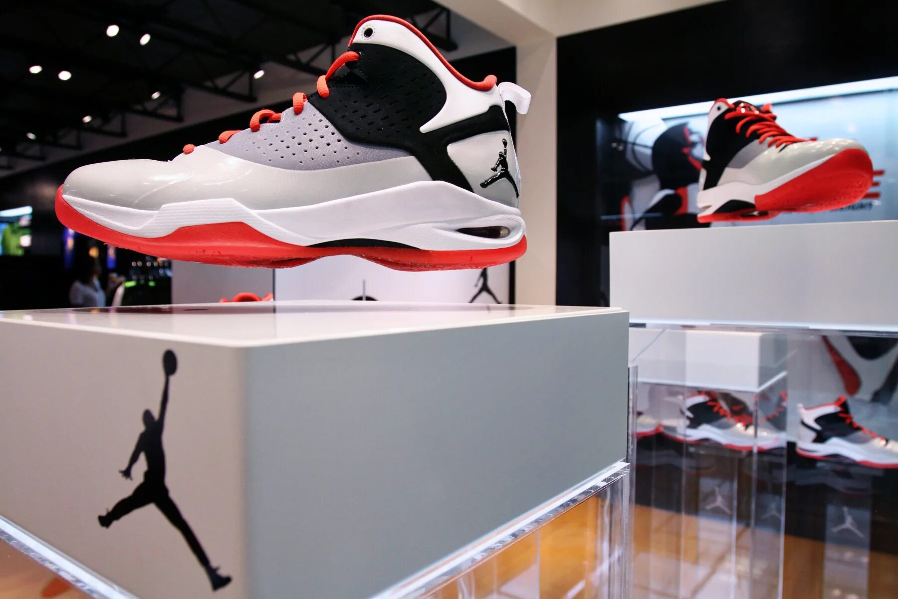 Floating display. Sneaker display. Витрина с левитацией для обуви. Shoe display Stand. Display: Float.