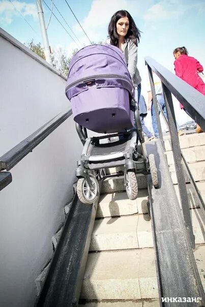 Как спускать коляску по лестнице с ребенком. Спуск для колясок. Спуск коляски по лестнице. Спустить коляску по ступенькам. Пандус для прогулочной коляски.