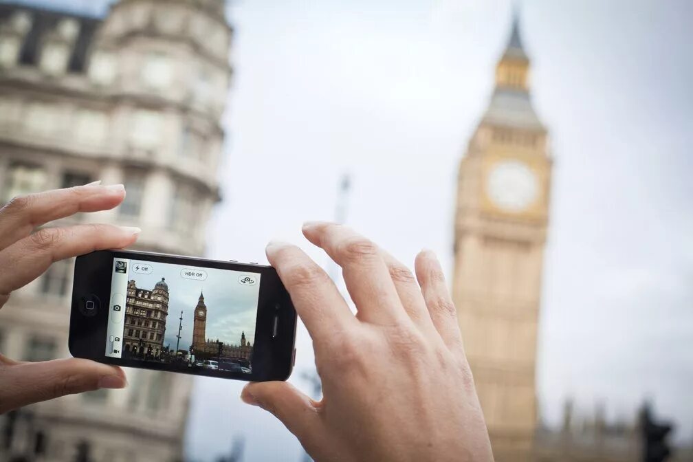 18 через телефон. Человек фотографирует на айфон. Фотографирует на смартфон. Человек фотографирует на смартфон. Мобильная фотография.