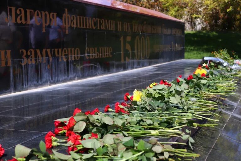 Почему важна память о жертвах фашизма. День памяти жертв фашизма. 12 сентября день памяти жертв фашизма. вечная память жертвам фашизма. международный памятник памяти жертв фашизма.