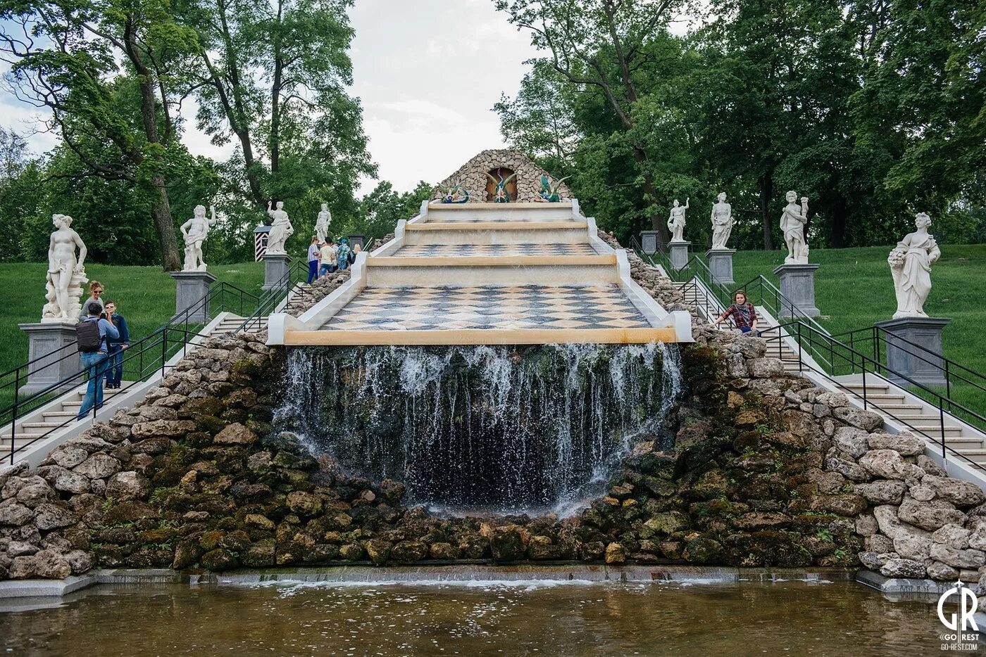 Петергоф Нижний парк. Парк фонтанов в Петергофе. Фонтаны в Нижнем парке Петергофа. Нижний парк фанатов Петергофа. Парк экскурсионный