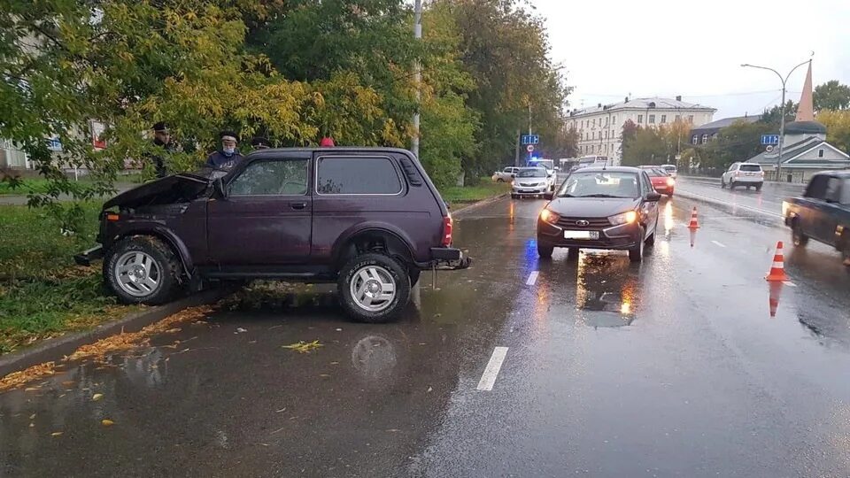 Ку66 каменск уральский. ДТП на алюминиевой Каменск Уральский. Авария в Каменске-Уральском на алюминиевой.