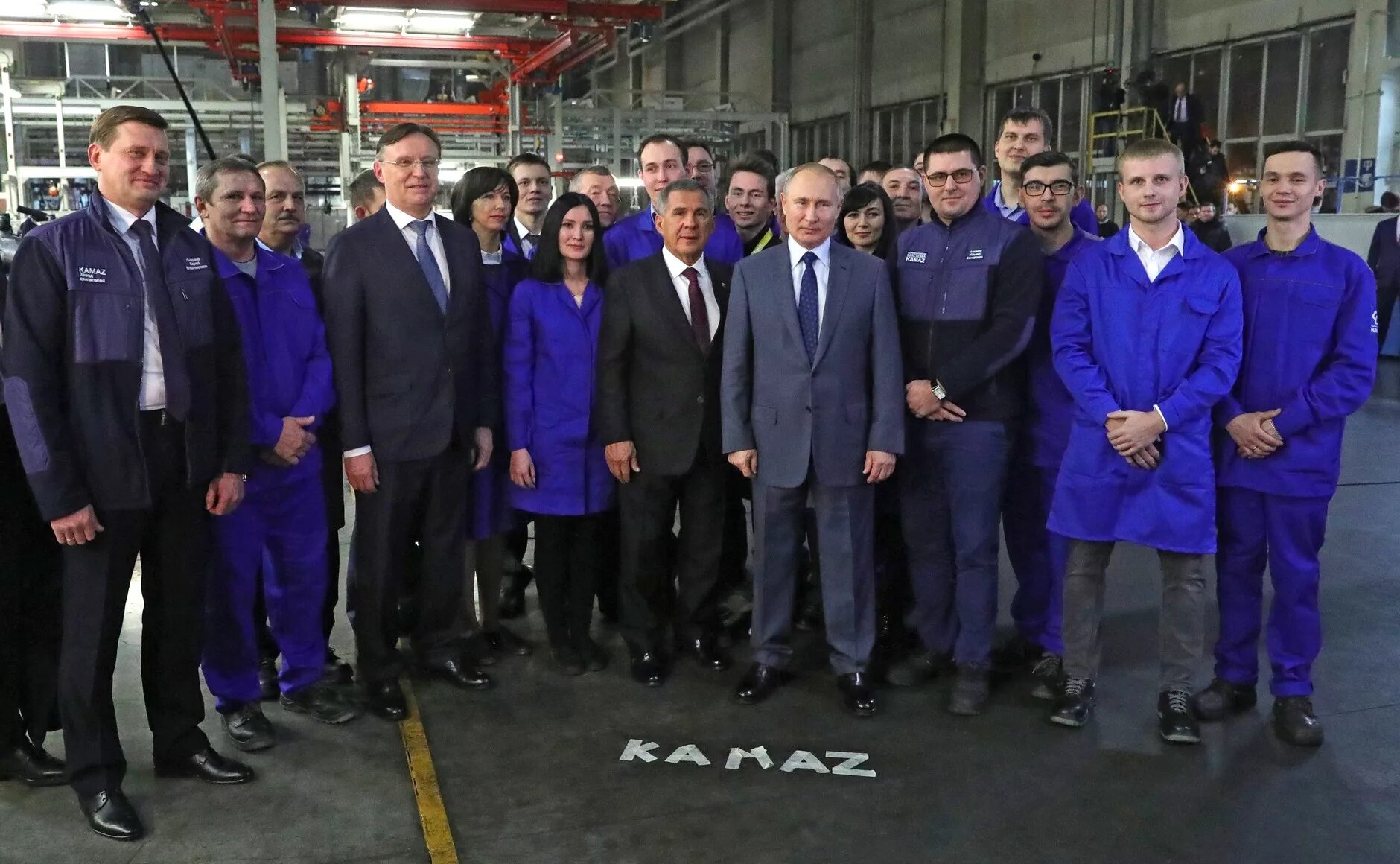 завод камаз набережные челны работники. камаз сотрудники. завод камаз в татарстане. завод камаз набережные челны путин. пао камаз набережные.