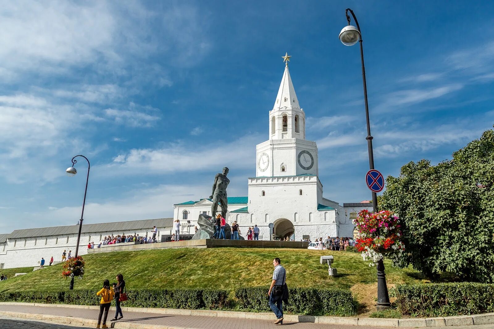 Чем известен казанский кремль. Спасская башня Казанский Кремль. Башня Сююмбике Казанский Кремль. Башня Сююмбике Казанский Кремль часы. Белый Кремль Казань.