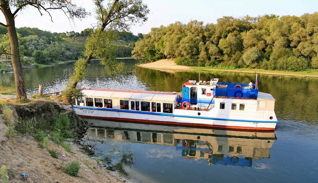 теплоход замер у подножия