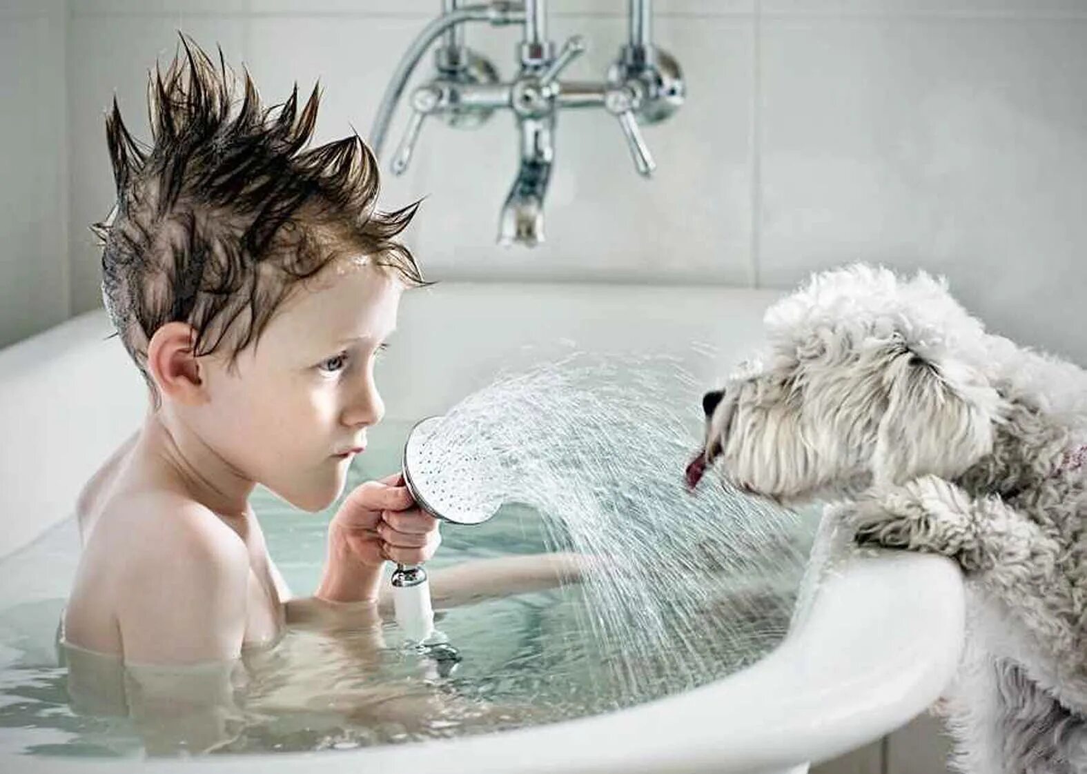 Парень в ванне купается. Для детей. Животные. Человек моется. Подросток умывается. Дети моются в душе.
