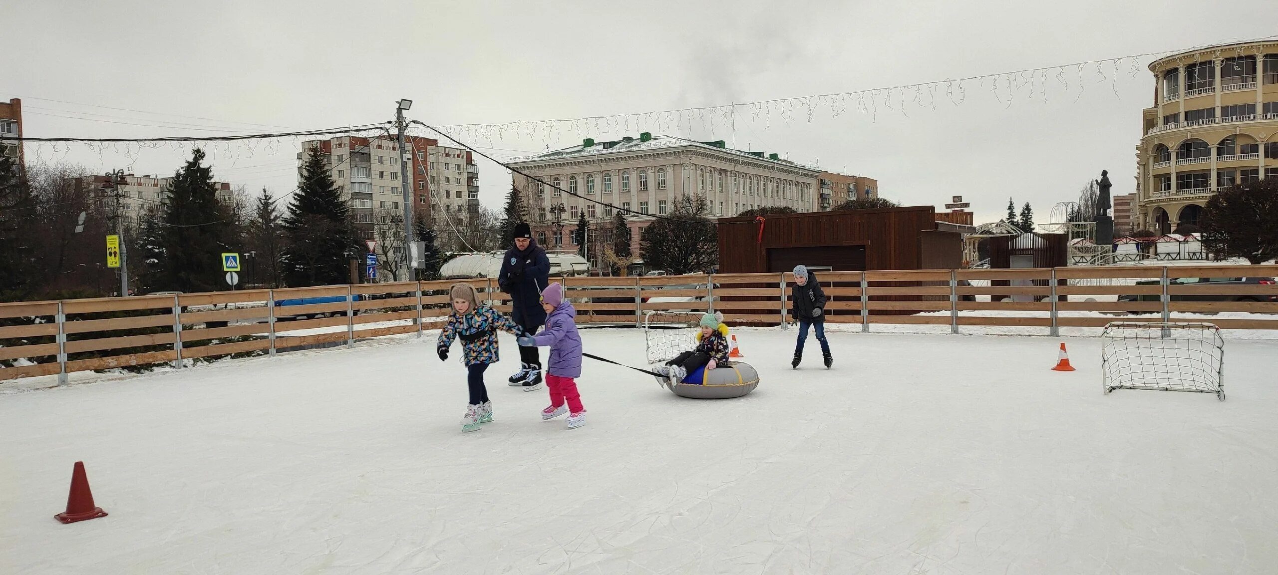 Катки курска 2024. Губернский каток Курск. Губернаторский каток Курск. Каток в Курске 2023 год. Губернский каток 2023.