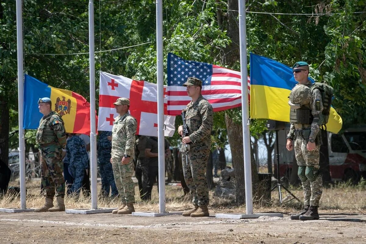 Когда закончатся учения нато. Учения НАТО на Украине в 2021. ВСУ учения и НАТО. Военная база НАТО на Украине. Американские войска на Украине.
