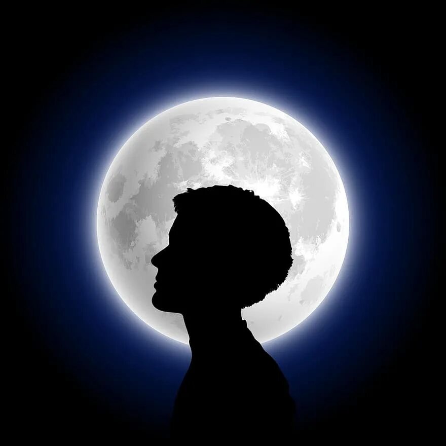 Человек под луной. Силуэты на фоне звездного неба. Moon people. Луна любовь. Человек держит луну.
