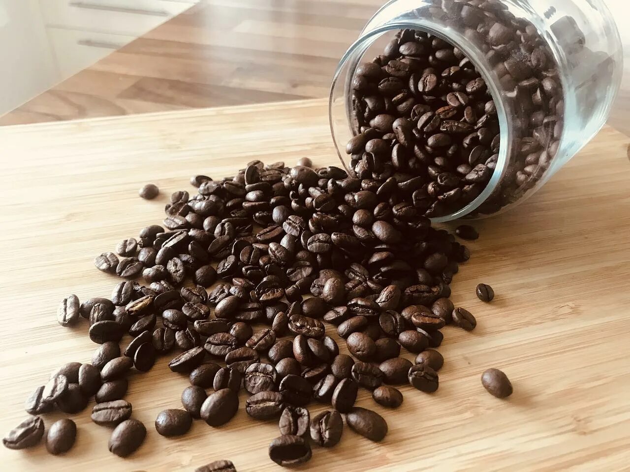 Сколько молоть зерна кофе. Кофейные зерна. Кофе в зернах. Кофе зерновой Арабика. Декаф кофе.