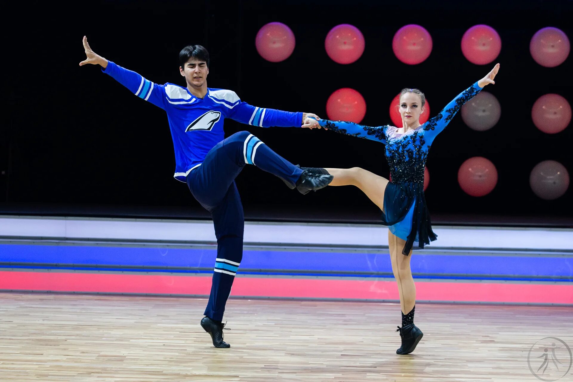 Кубок россии акробатического рок-н-ролла. Лыкова мария акробатический рок-н-ролл. Трансляция акробатического рок н ролла. Эскиз костюма по акробатическому рок н роллу. Ярослава григорьева акробатический рок н ролл.