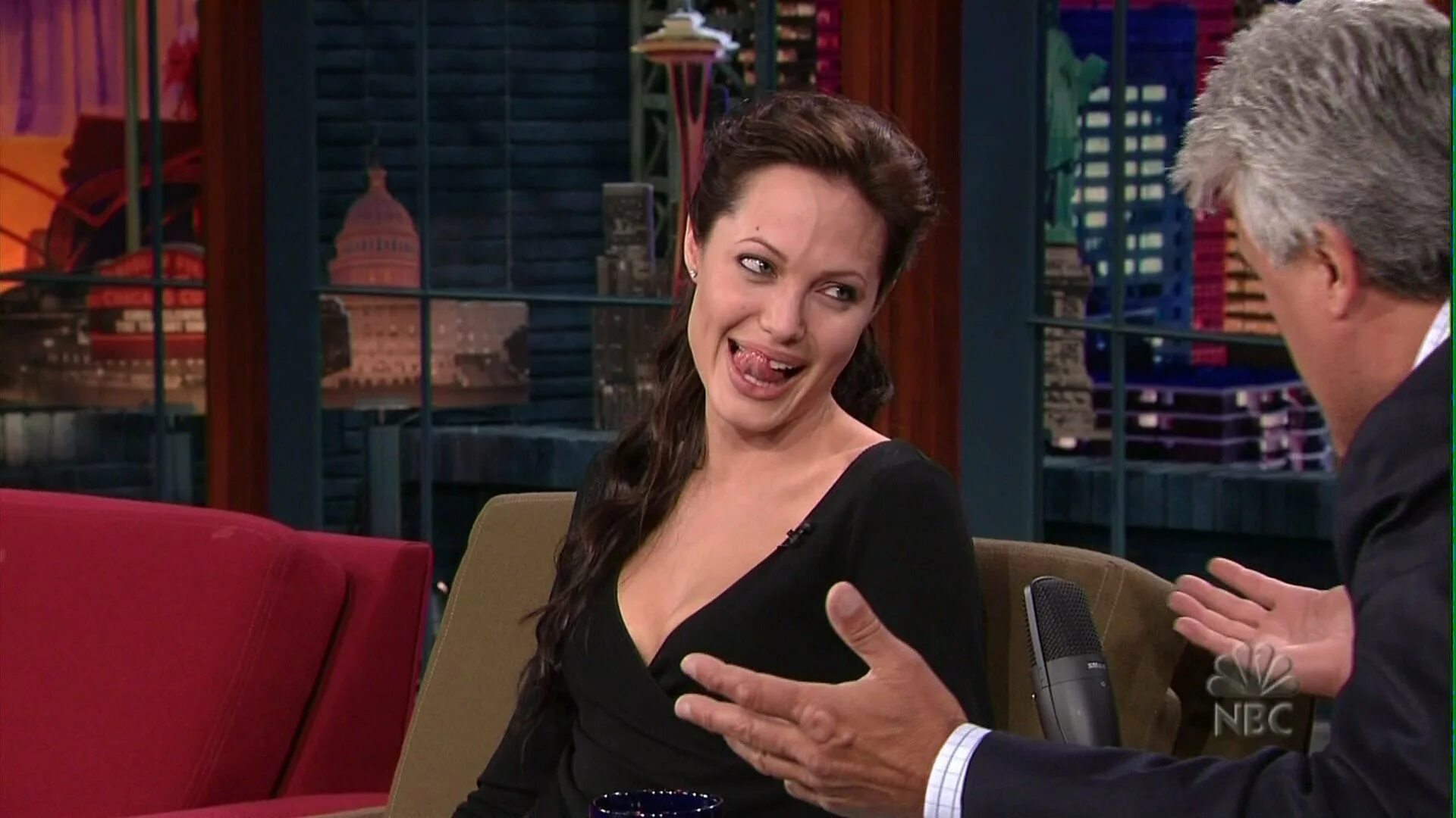 Stonks актриса. Юморист стонкс. Юмористка мем стонкс. Анджелина джоли мем. Артистка мем.