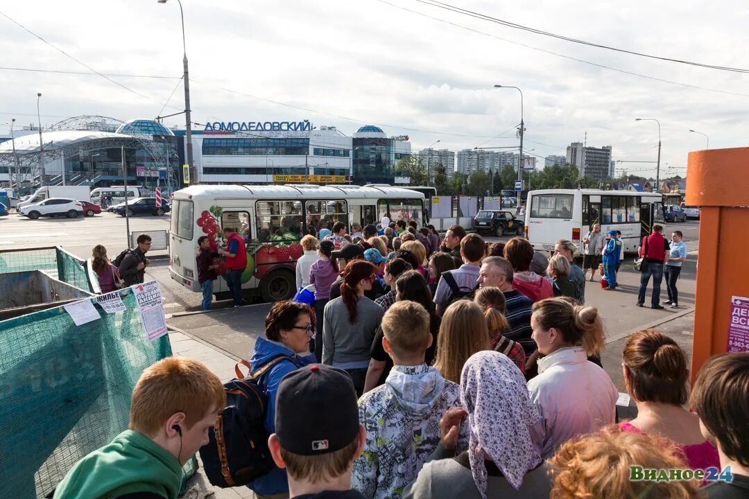 Автобус совхоз. Совхоз имени ленина автобусы. очередь на автобус. очередь на маршрутку. очередь на автобус в москве.