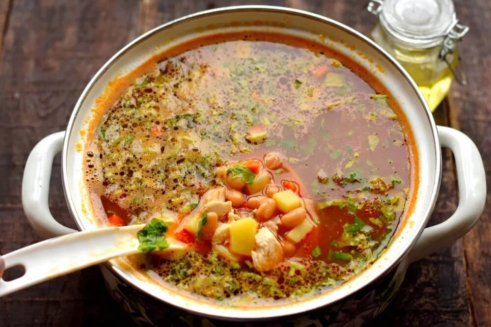 Суп фасолевый консервированной с курицей. Томатно-фасолевый суп. Суп с фасолью. Суп с фасолью и томатами. Суп с фасолью консервированной.
