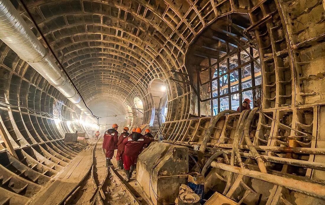 Станцию посвятили строителям первой линии московского метрополитена. Стройка метро в Москве. Станция парк Метрострой. Стройка станций метро в Москве. Москва 2020 Метрострой.