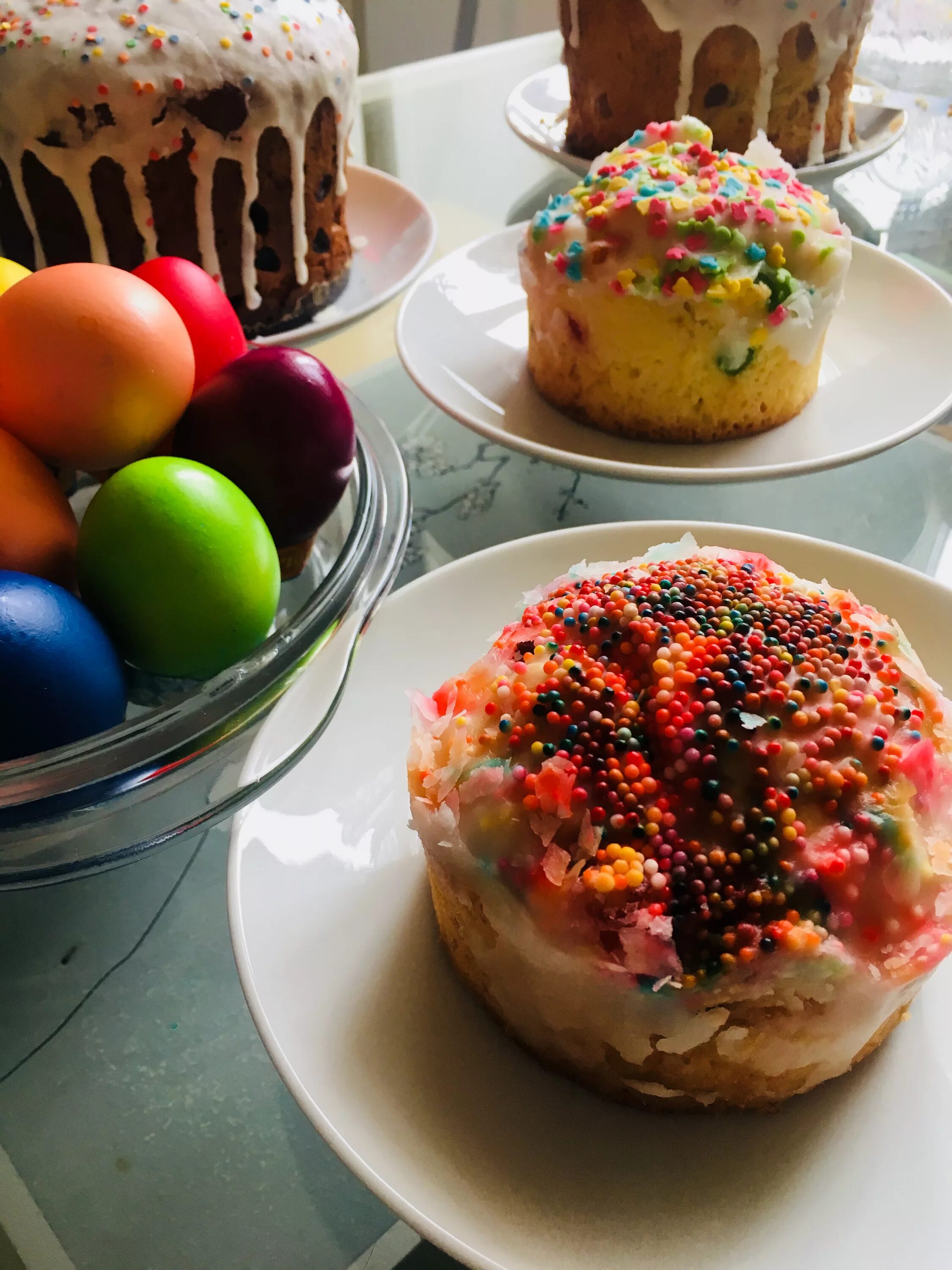 выпечка куличей. куличи на пасху. пасхальные куличи 2021. приготовление кулича. кулич «пасхальный».