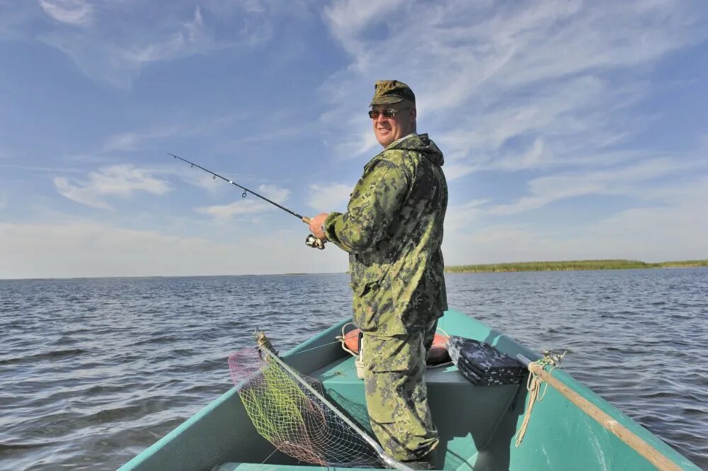 Рыбак в воде. Рыбалка в Астрахани март. Календарь рыбака 2022. Рыбалка 2022 года.