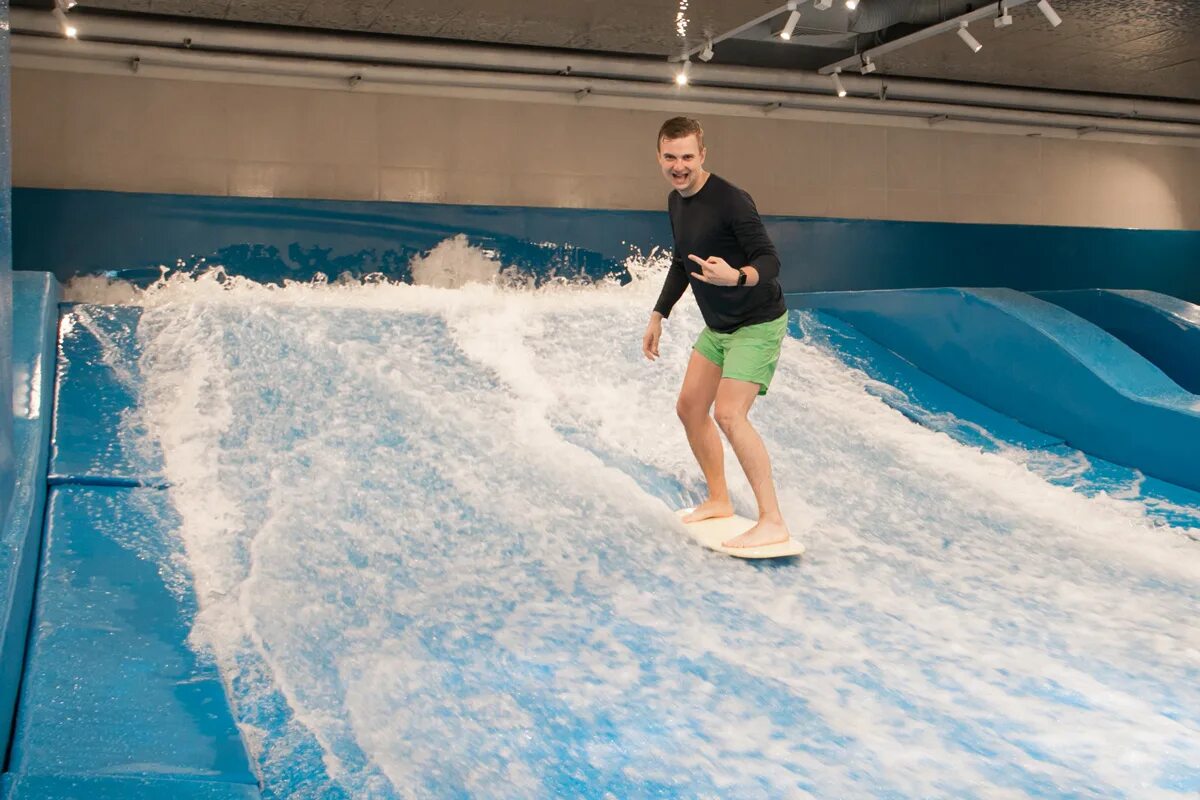 Искусственная волна москва цена. Flowrider в Москве Лужники. Искусственная волна Flowrider. Тренажер для серфинга искусственная волна. Искусственная волна в Имеретинке.