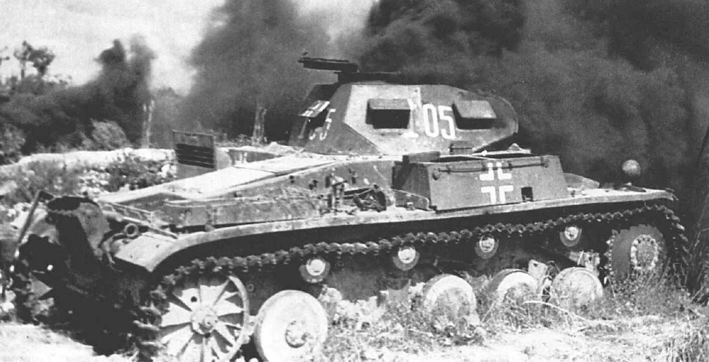 Сколько фашистских танков уничтожил артиллерист. PZ II Ausf c 1941. Подбитый фашистский танк. 12 Механизированный корпус 1941. Подбитые танки 7 механизированного корпуса 1941 год.