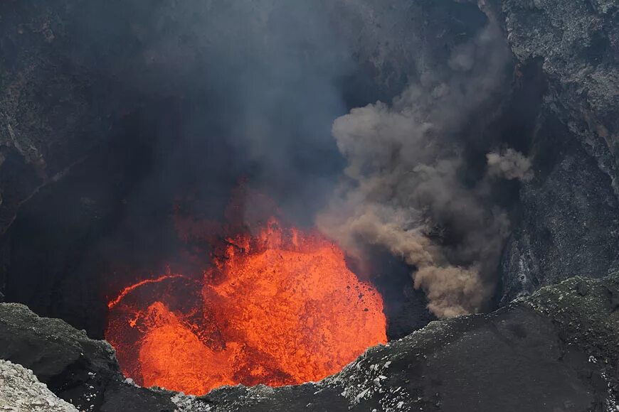магма вулкана. лавовая река. застывшая вулканическая лава. Lava безопасно. лавовая река.