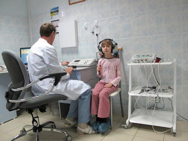 Сурдолог кто это и что делает врач. Аудиометрия слуха аппарат. Аудиометрические исследования слуха. Исследование слуха аудиометрия. Сурдолога + аудиометрия.