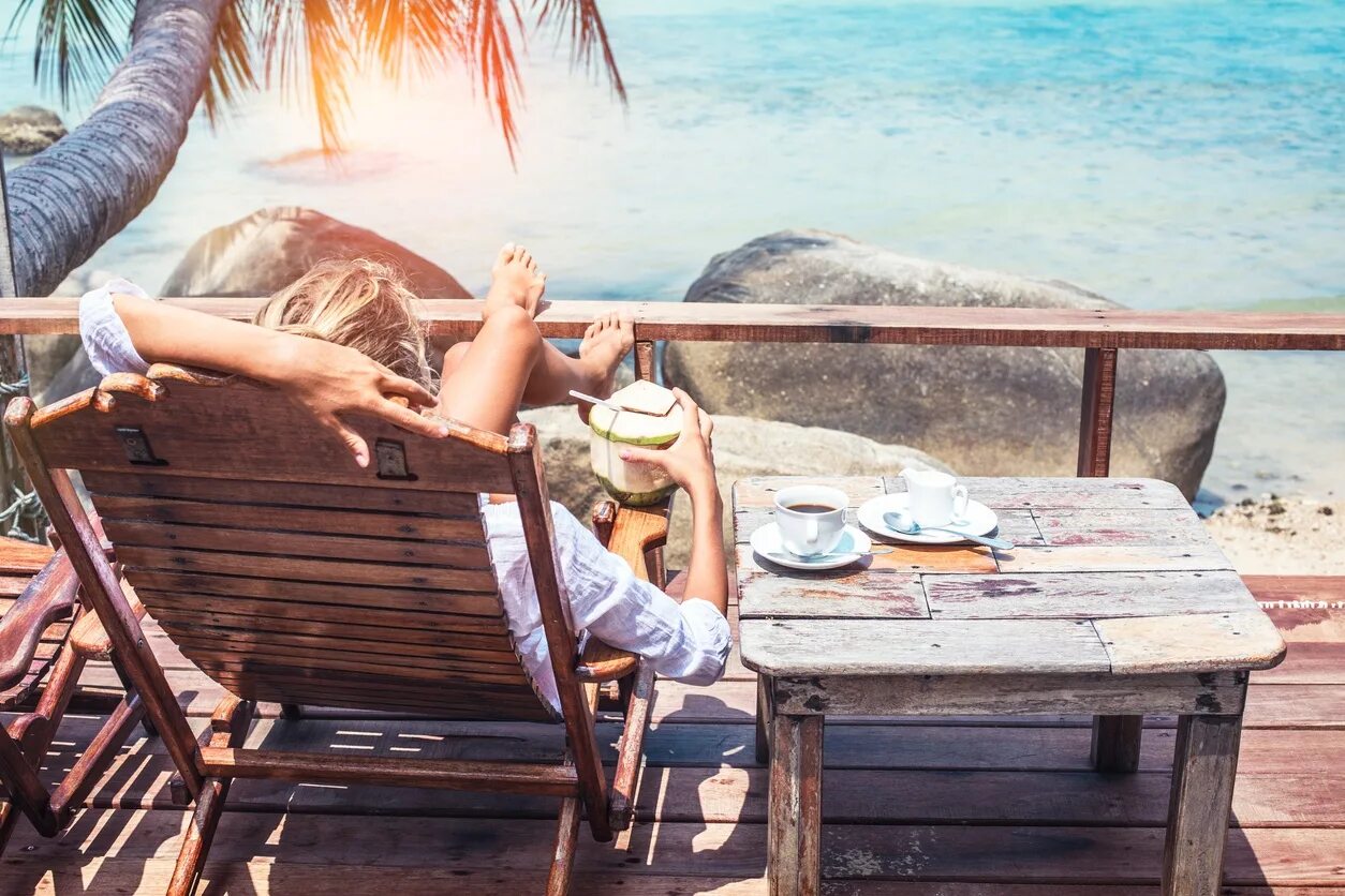 Ди в отпуске. Девушка отдыхает. Девушка в кафе у моря. Завтрак на море девушка. Утро на море девушка.