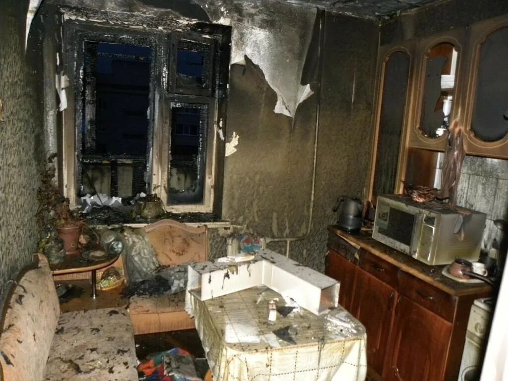 Имущество после пожара. Пожар в квартире фото.